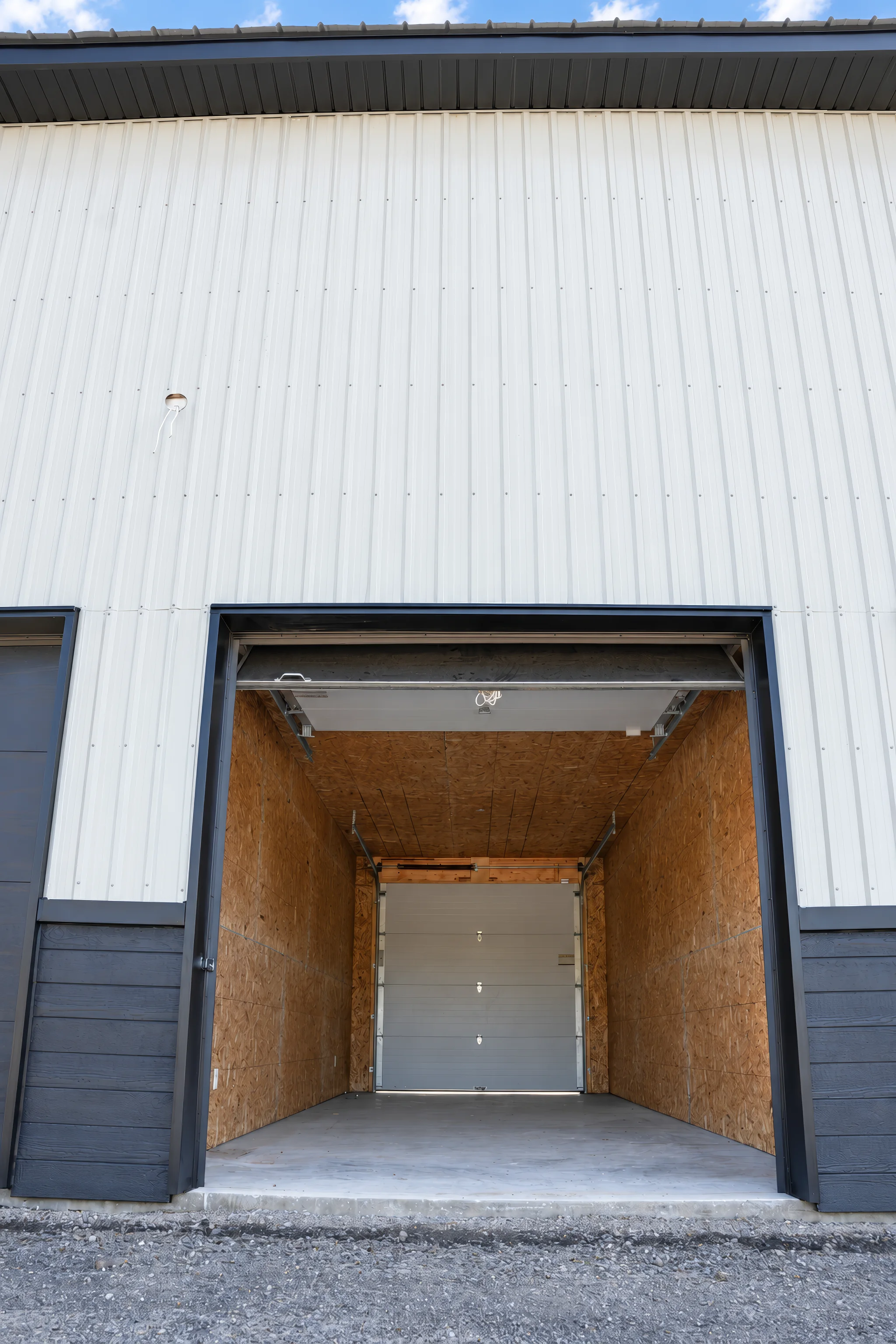 Intérieur d’un local Espace+ vu depuis la porte avant ouverte